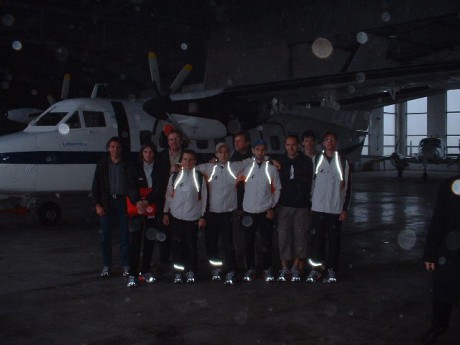 Společné foto před odletem v hangáru.JPG