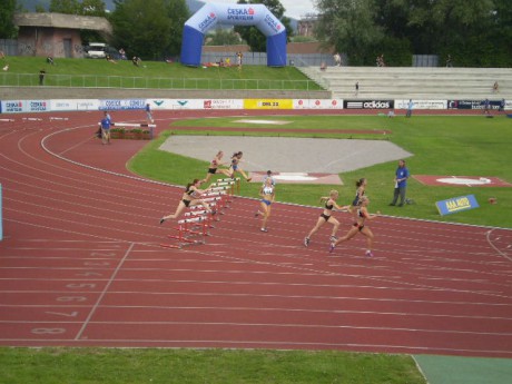 Eva Šutová-finále 400m př (druhá zleva).JPG