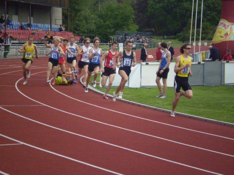 Pavel Dvořák-Jan Kreisinger v běhu na 1000m (ve žlutém).JPG