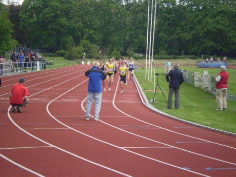 Pavel Dvořák-Jan Kreisinger v běhu na 1000m(ve žlutém)2.JPG