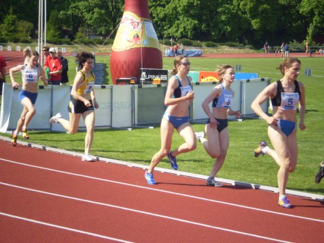 Martina Hořáková na 800m (ve žlutém).JPG