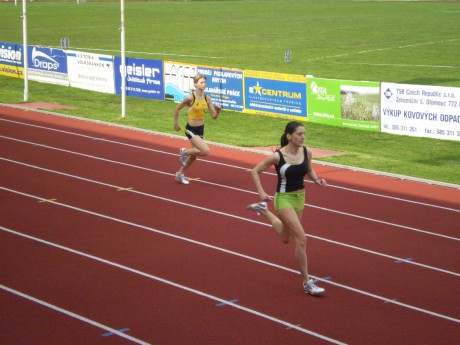 Kamila Hořáková na 400m (ve žlutém).JPG