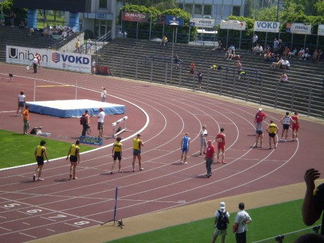 Před startem na 800m-naši borci ve žlutém.JPG