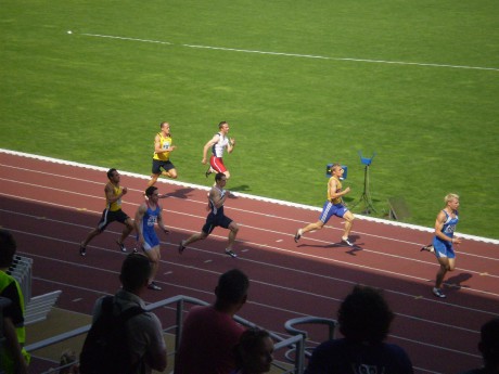 Běh 1 na 200m-Götz a Klvaňa (ve žlutém).JPG