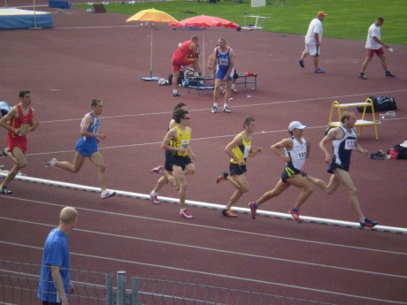 1500m-Dvořák (162) a za ním schovaný Bartůněk .JPG