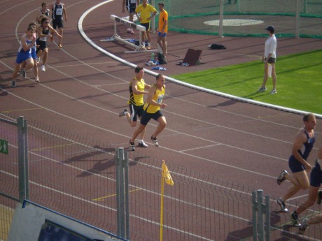 Štafeta 4x100m-Čech předává Klvaňovi.JPG