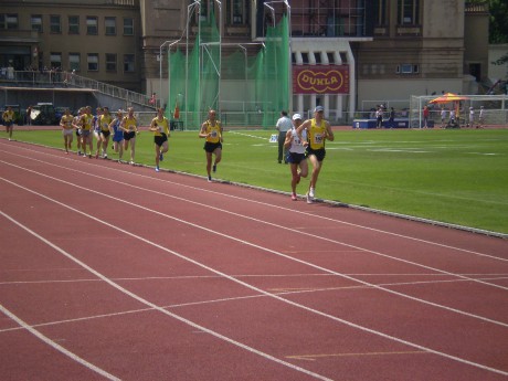 5000m muži-na čele ještě Kreisinger.JPG