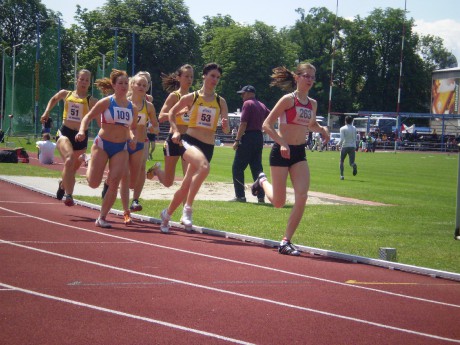 Běh na 800m-M.Hořáková-Vašinová a Bobotová (žlutočerné).JPG