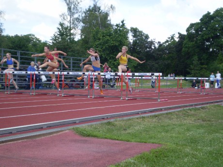 100m př.-Eva Šutová (ve žlutočerném).JPG