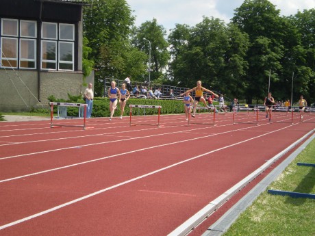 400m př.-Eva Šutová (ve žlutočerném).JPG