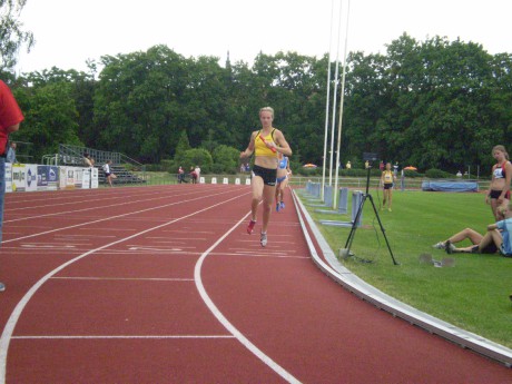 4x400m-poslední úsek-vítězí AK Kroměříž (E.Šutová).JPG