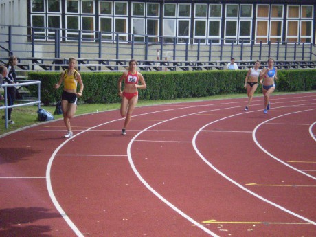 400m - K.Hořáková (1.zleva) a Jenyšová (3.zleva).JPG