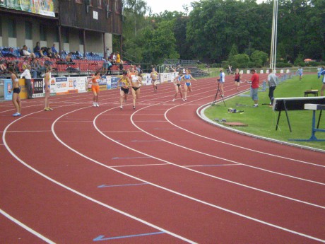 štafeta 4x400m A - 1. předávka (P.Jenyšová-M. Hořáková).JPG