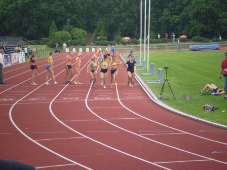 štafeta 4x400m A - 2. předávka (M.Hořáková-P.Vašinová).JPG