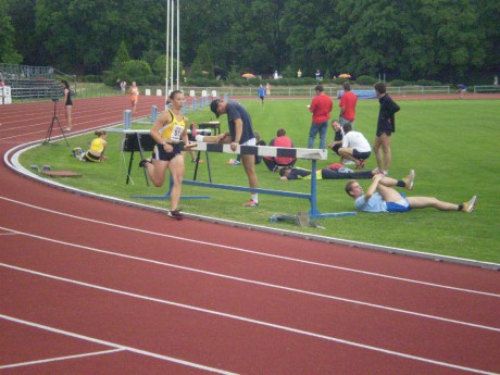 štafeta 4x400m B - na finiši Katka Bobotová.JPG