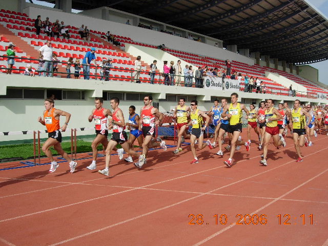 Výběh ze stadionu na trať.jpg