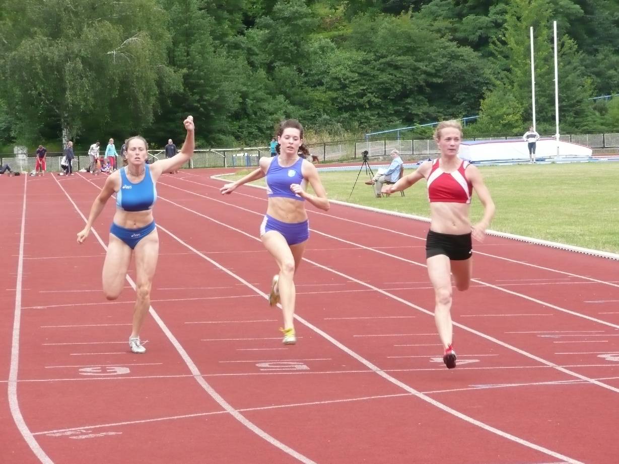 Eva Šutová (v červeném)-100m.jpg