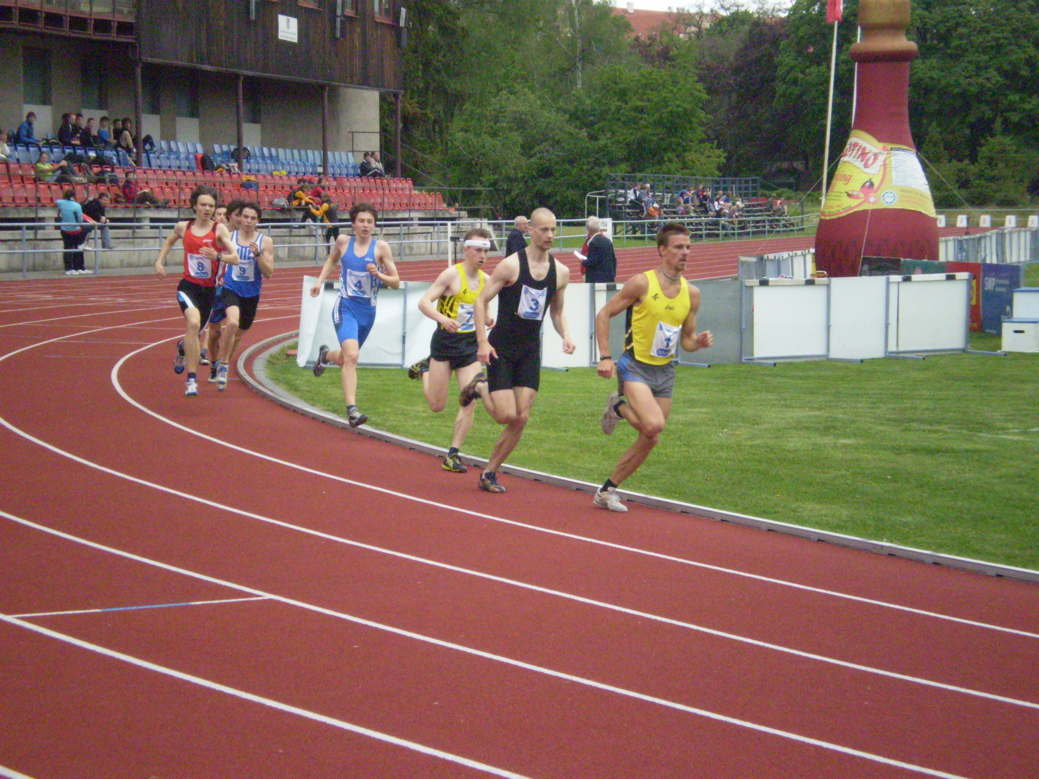 Tomáš Čelko-Jakub Bajza v běhu na 1000m (ve žlutém).JPG