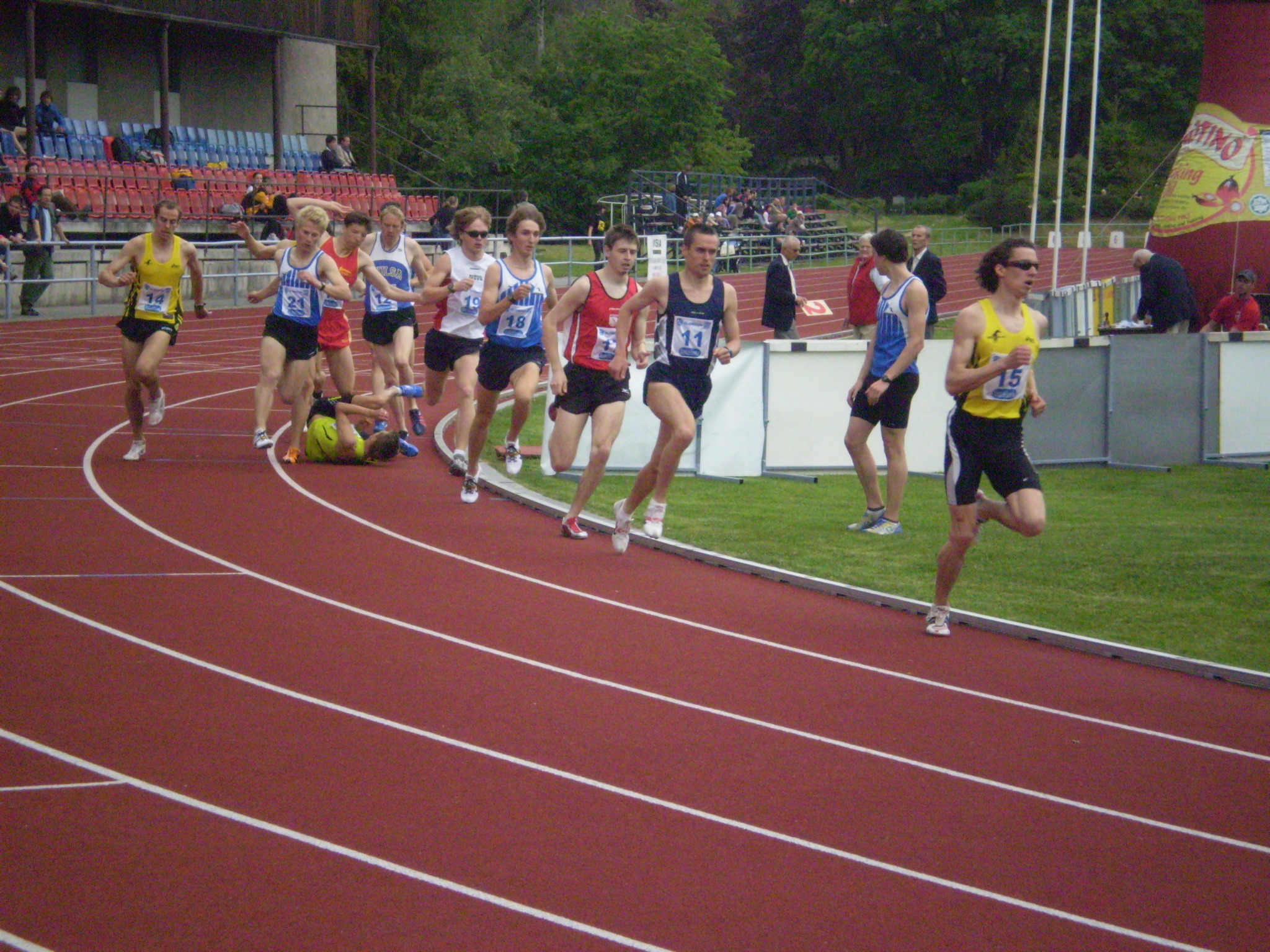 Pavel Dvořák-Jan Kreisinger v běhu na 1000m (ve žlutém).JPG