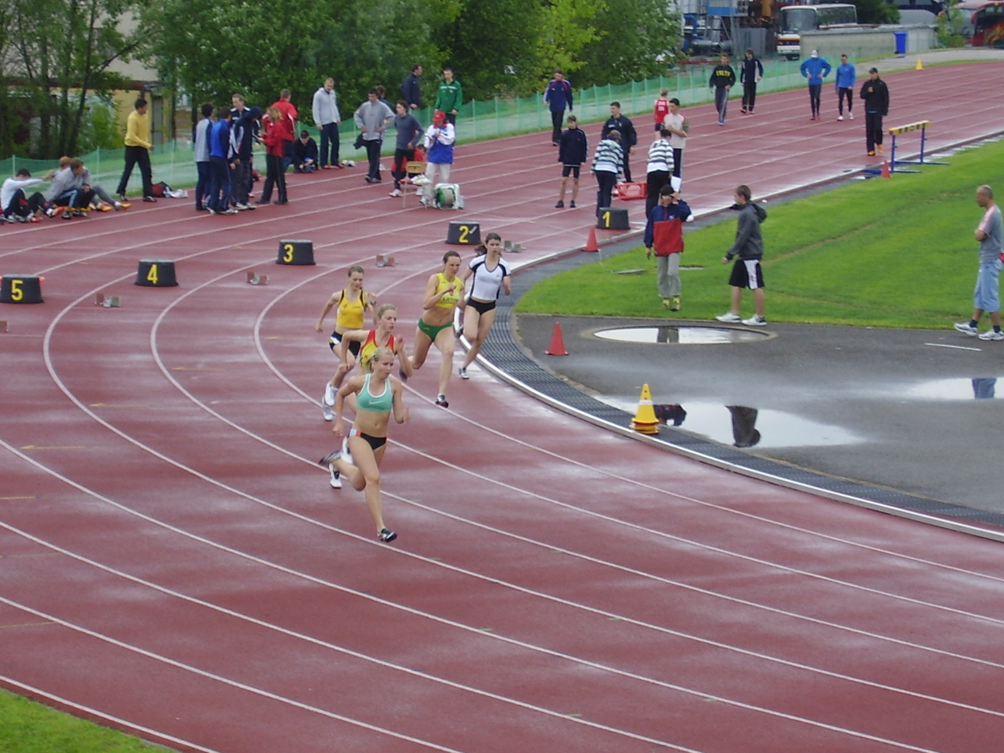 Kamila Hořáková ve žlutočerném (200m).JPG