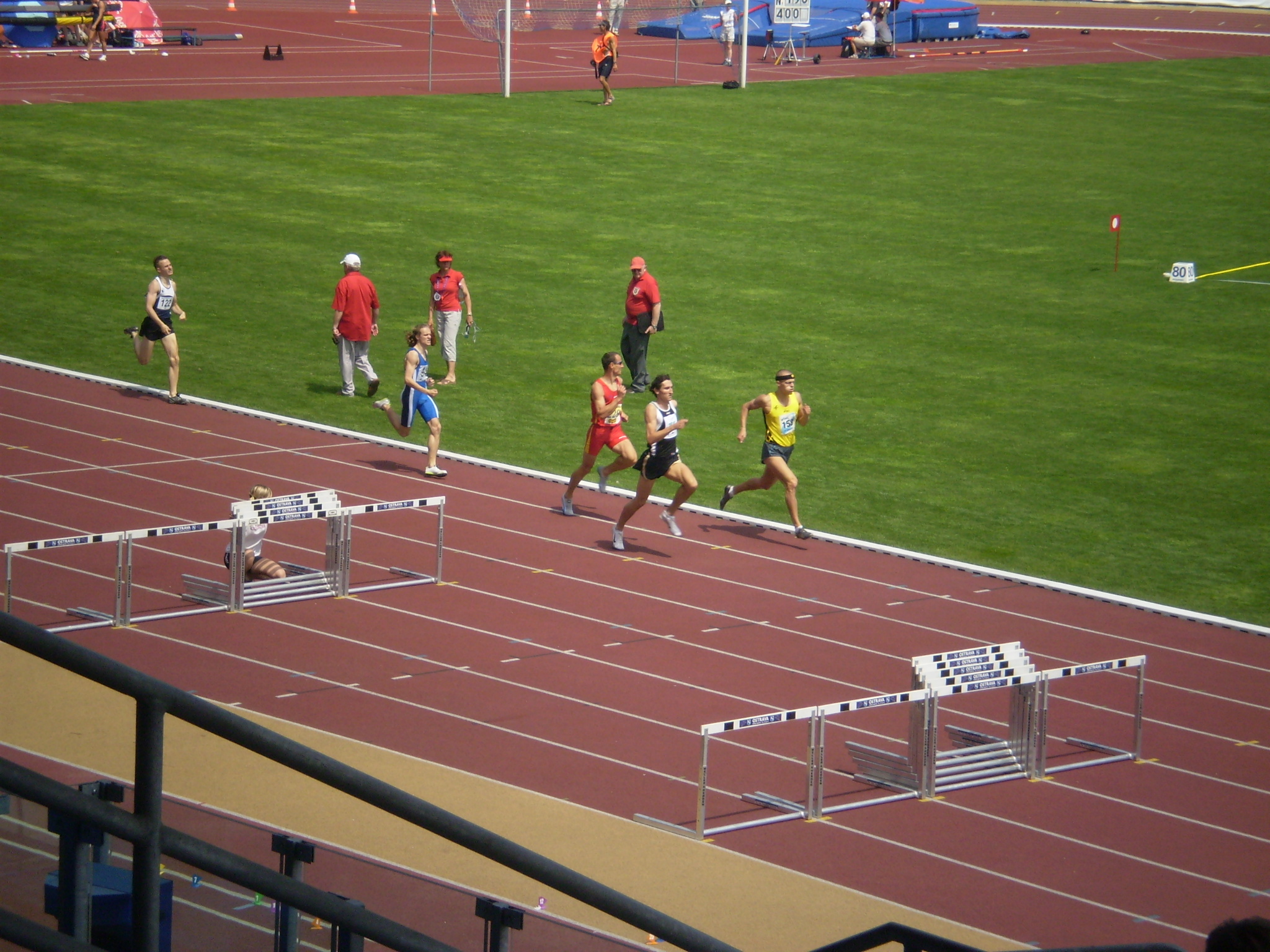 Jarda Růža svádí souboj na 800m s Repčíkem a Šnebergrem.JPG