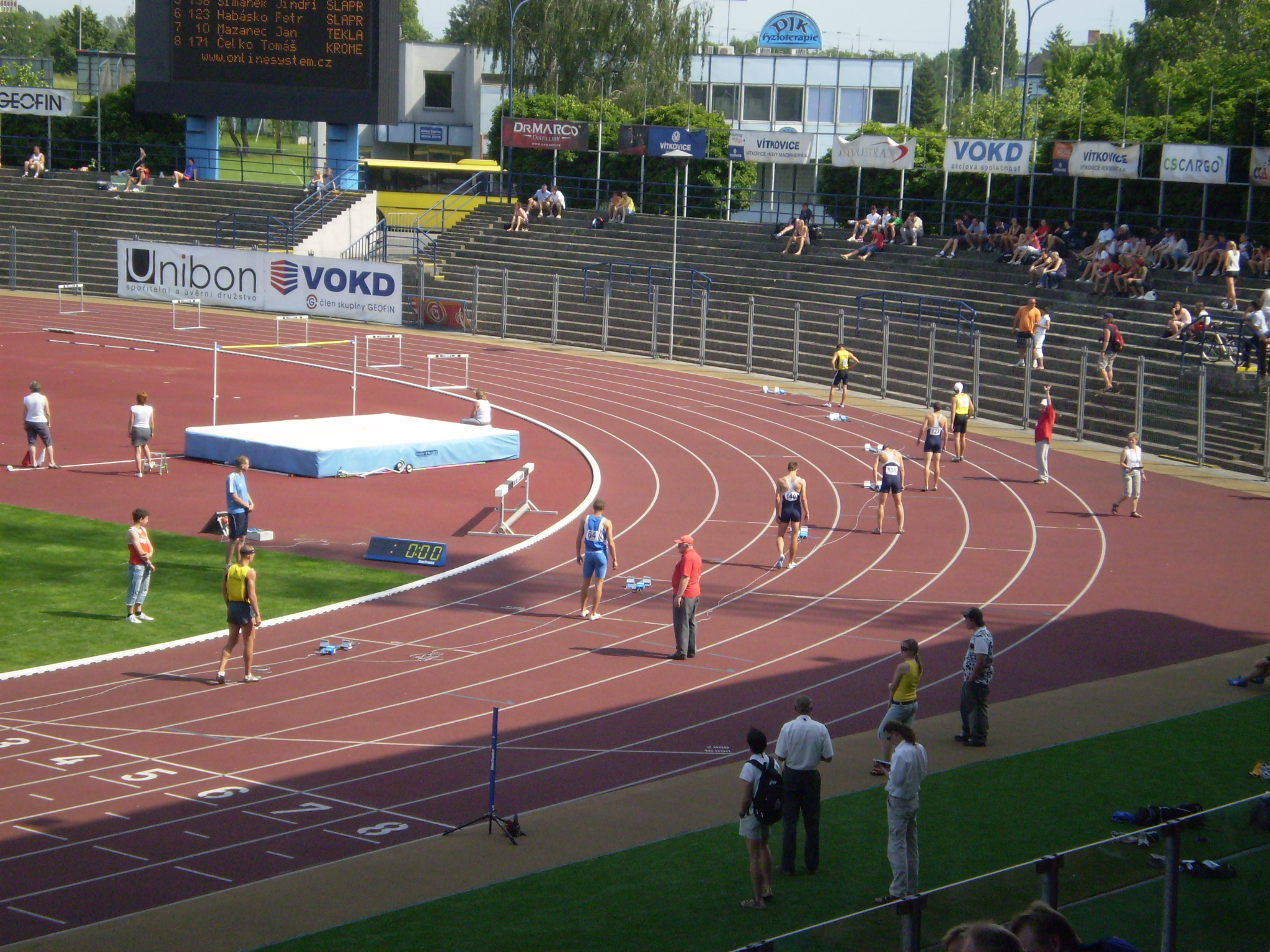 Před startem na 400m př.-Růža (2) a Čelko (8).JPG