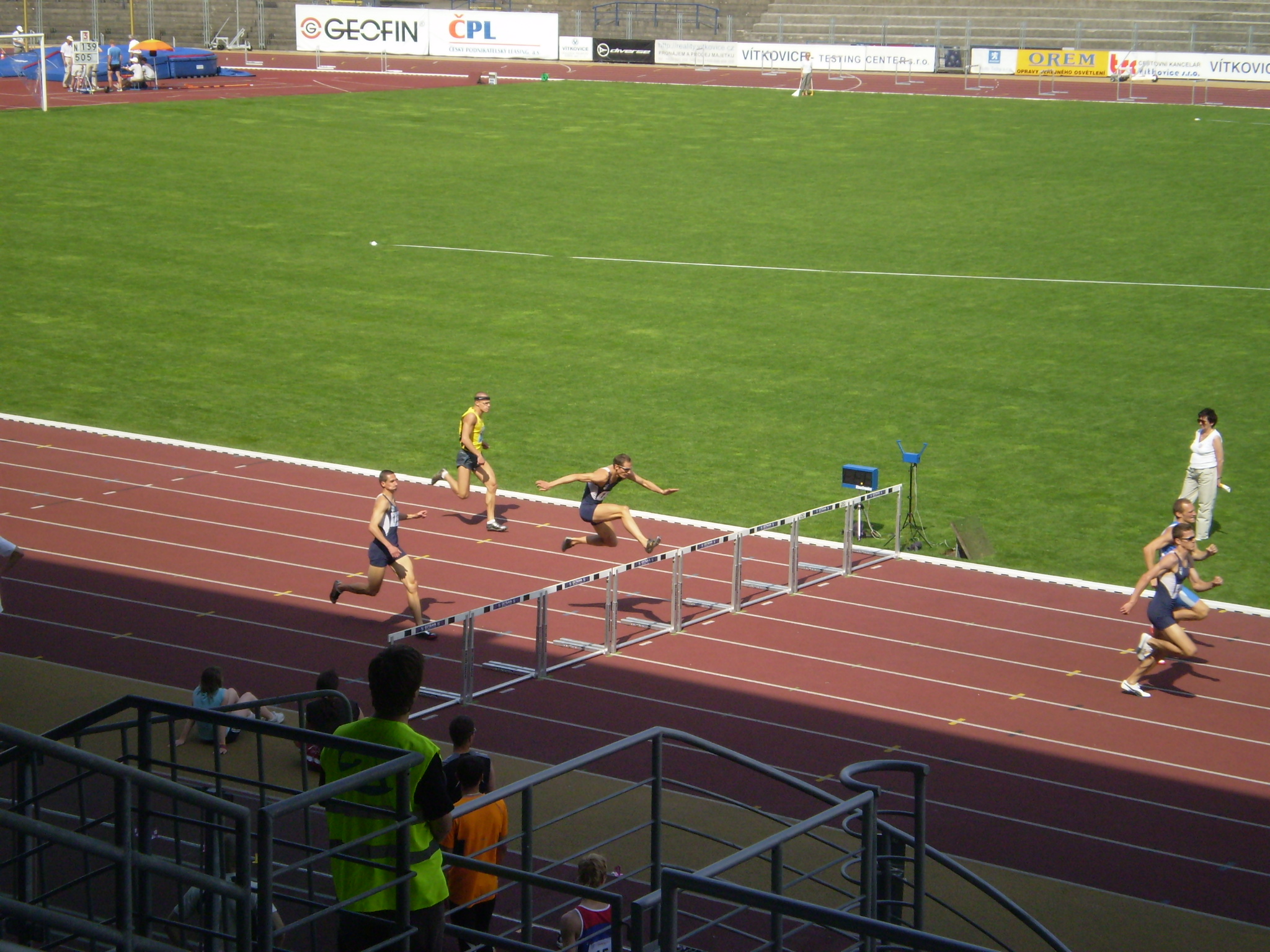 400m př. poslední překážka-Jarda Růža (ve žlutém).JPG