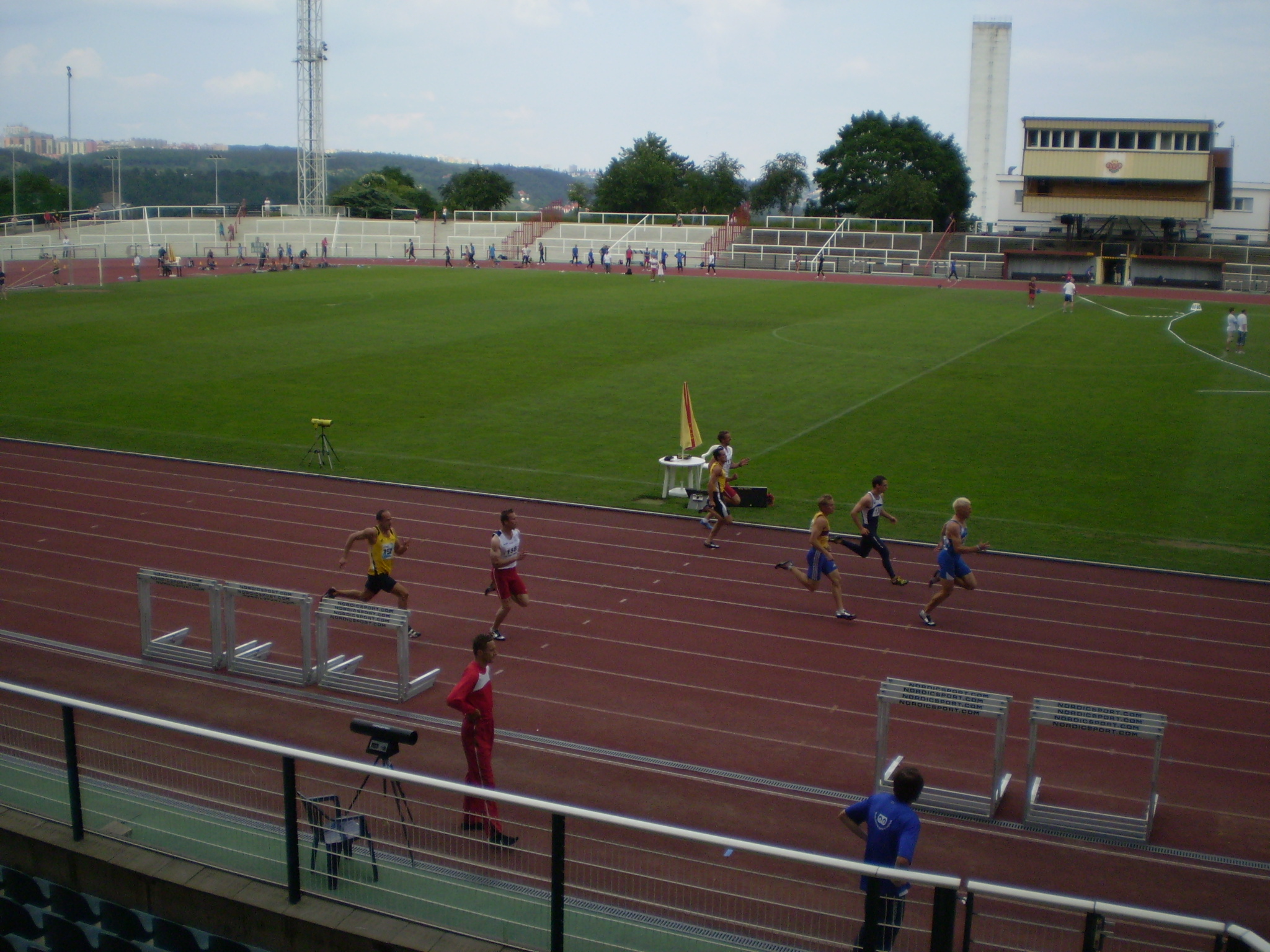 200m-Götz a Klvaňa (ve žlutém) a rekordní Vojtík (20,60).JPG