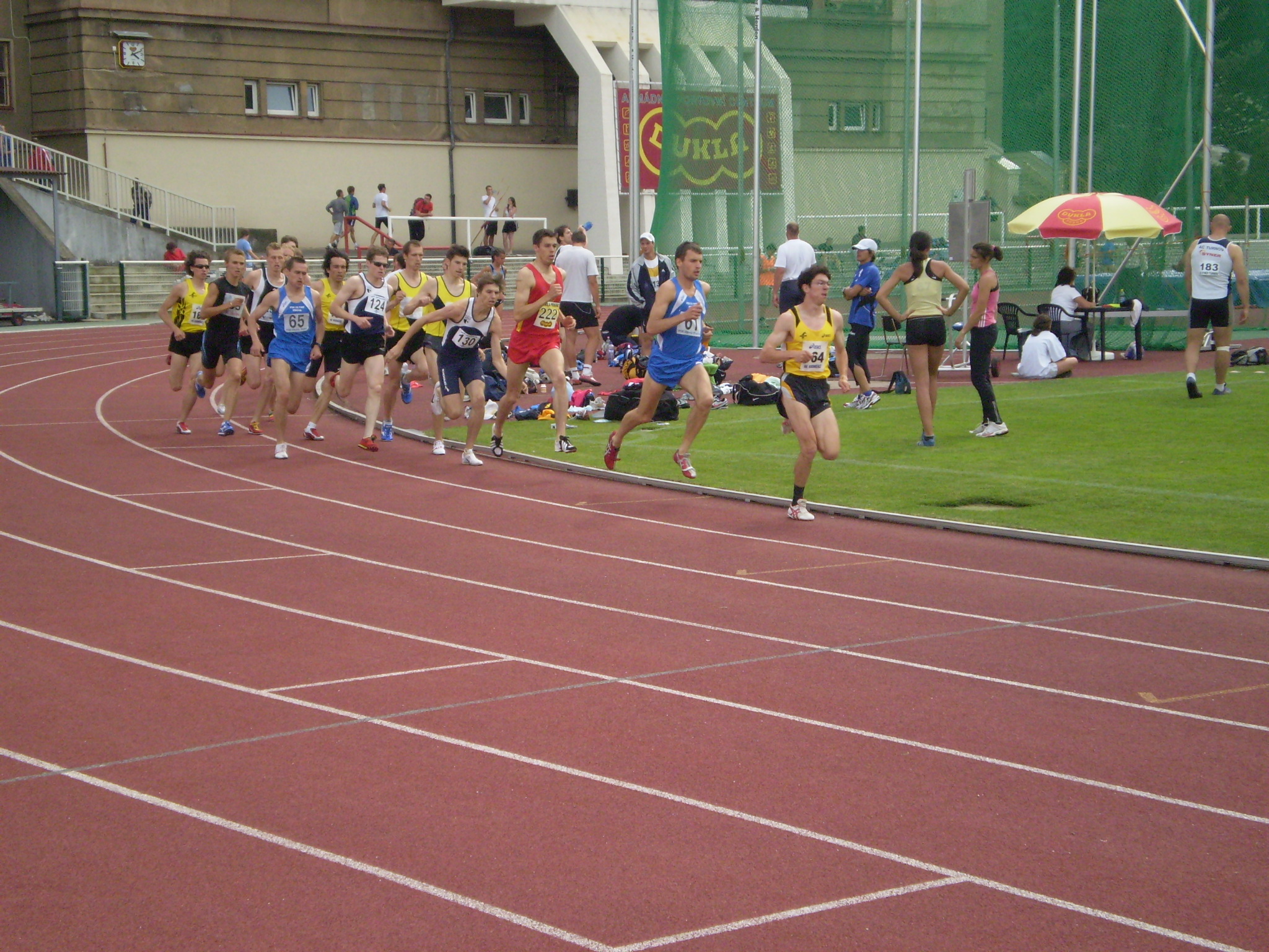 1500m-na čele Frei-Dvořák první zleva.JPG