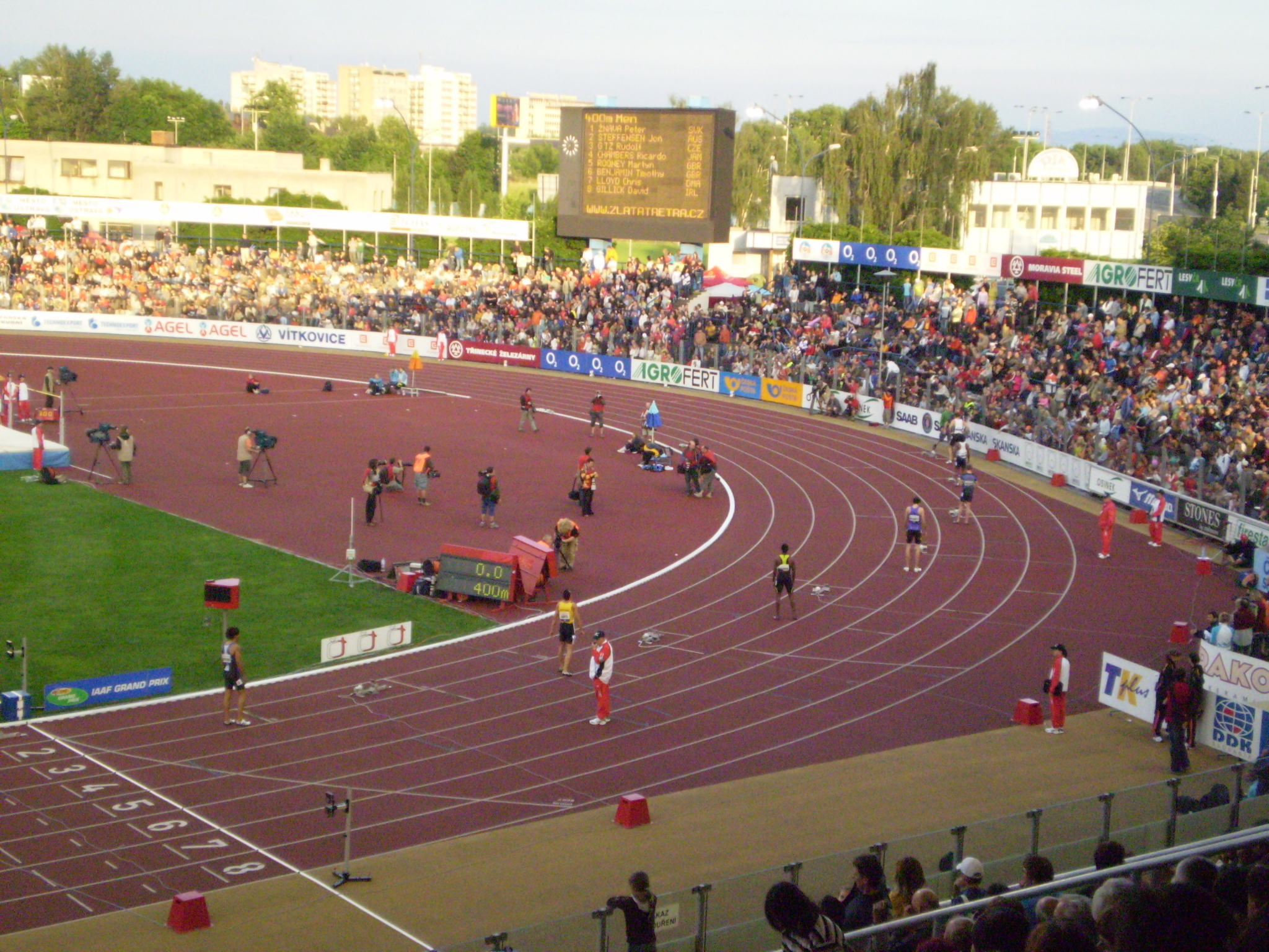 Před startem 400m-Götz ve 3. dráze (ve žlutém).JPG