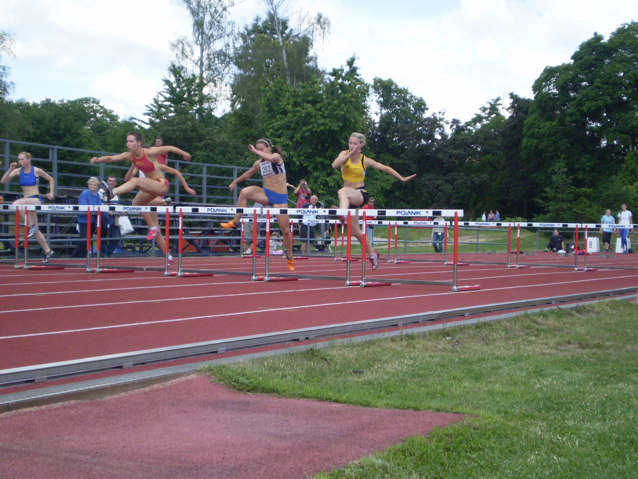 100m př.-Eva Šutová (ve žlutočerném).JPG