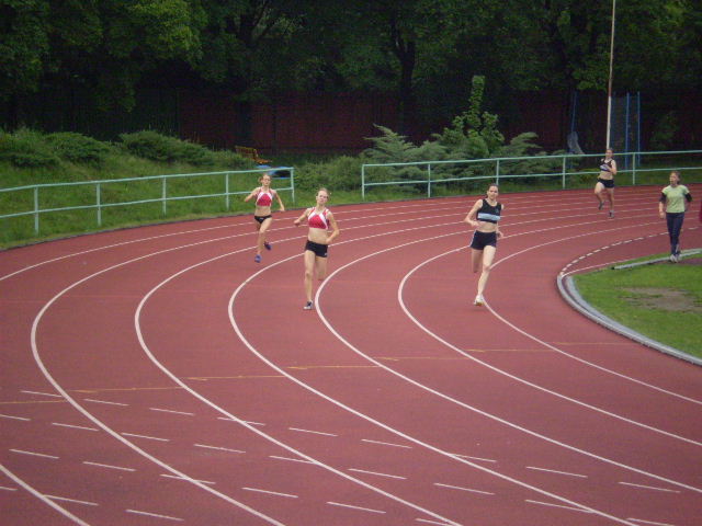 Eva Šutová-Kamila Hořáková-rozběh 400m.JPG